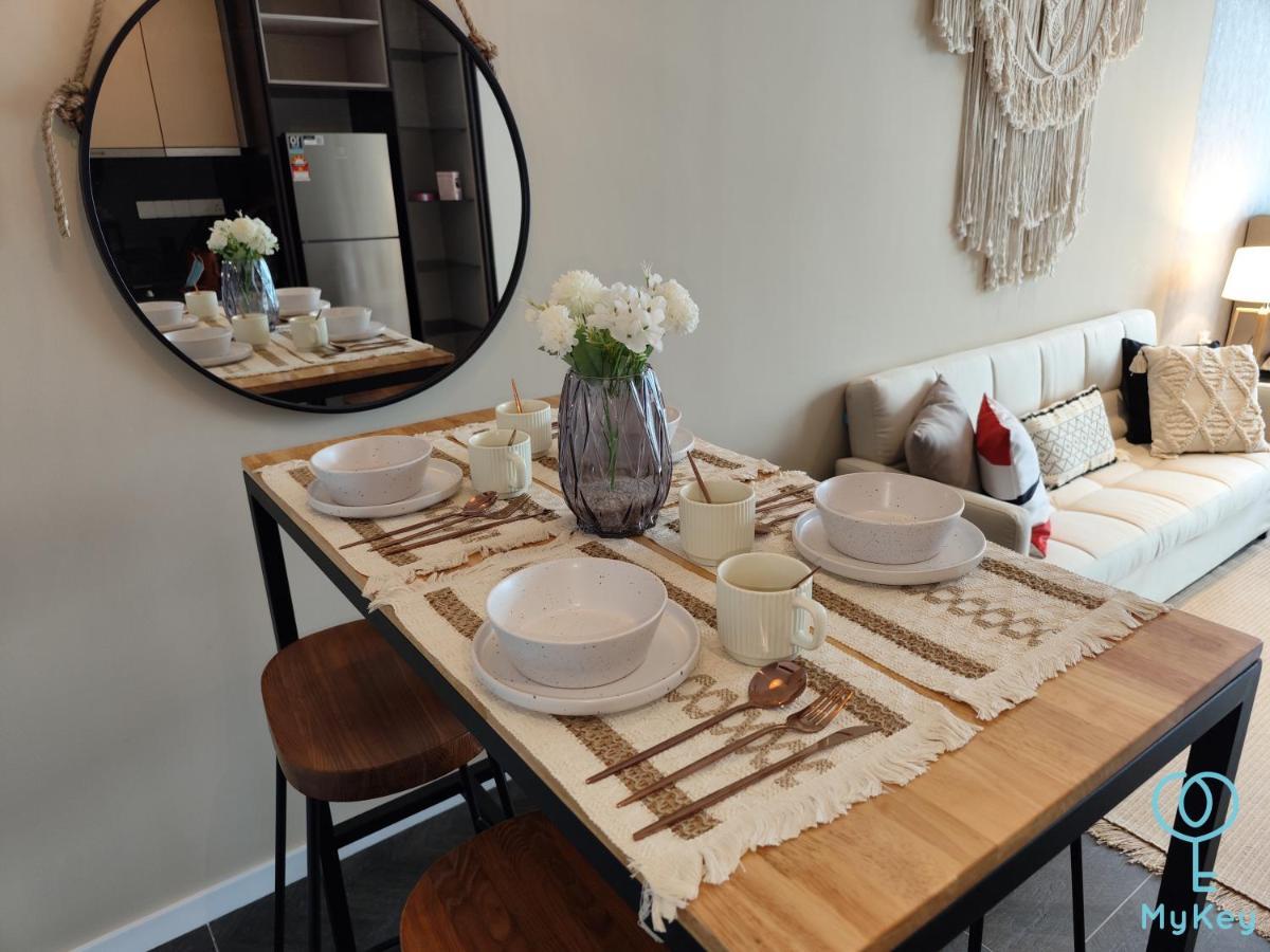 Scarletz Suites By Mykey Kuala Lumpur Eksteriør bilde A table runner