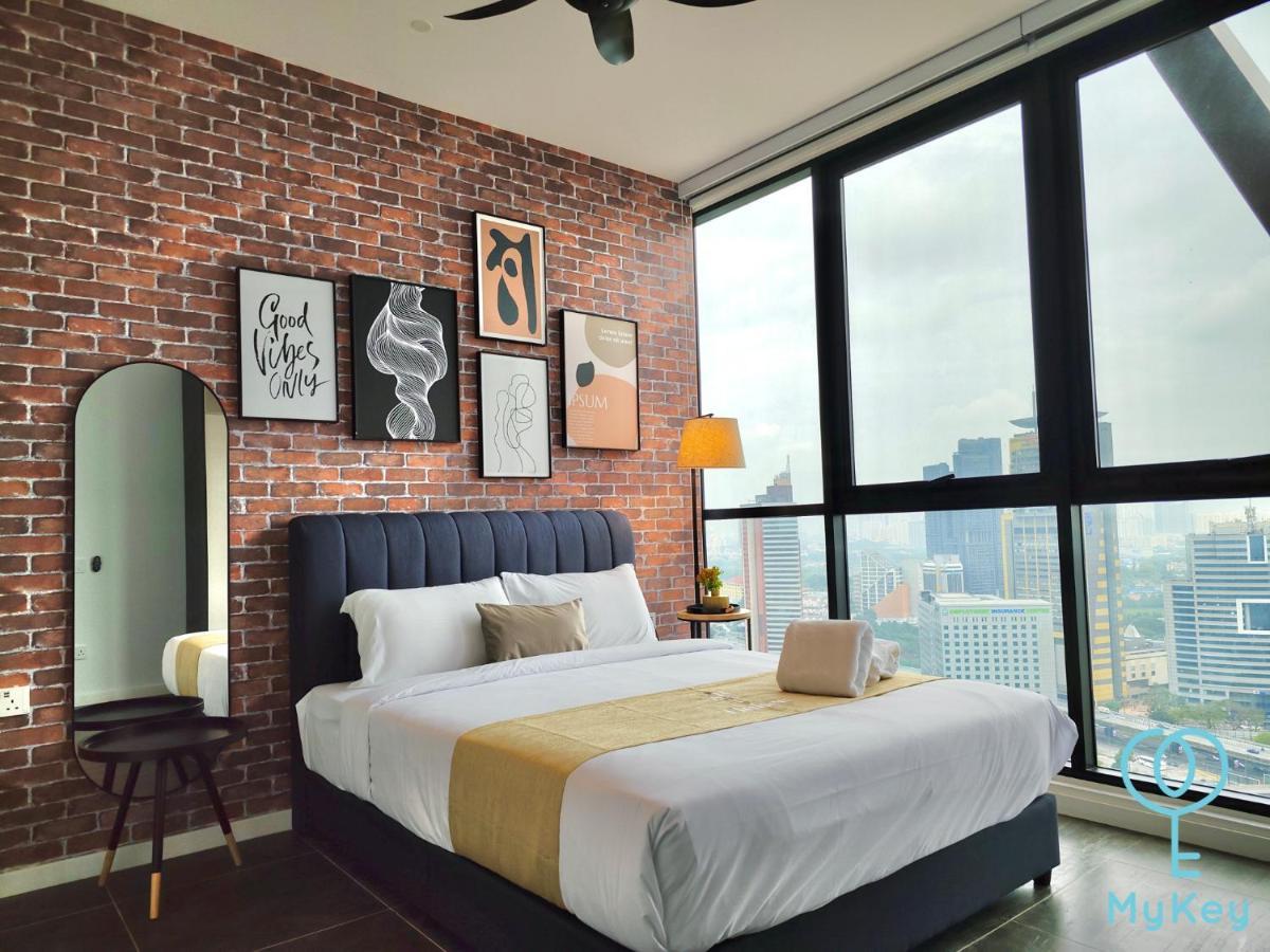Scarletz Suites By Mykey Kuala Lumpur Eksteriør bilde A bedroom in a serviced apartment in Kuala Lumpur, Malaysia