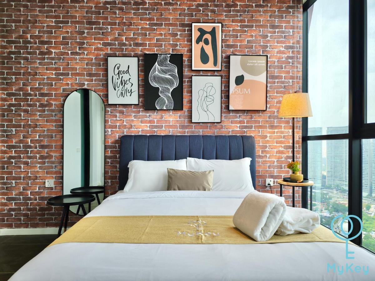Scarletz Suites By Mykey Kuala Lumpur Eksteriør bilde A bedroom in a serviced apartment in Kuala Lumpur, Malaysia