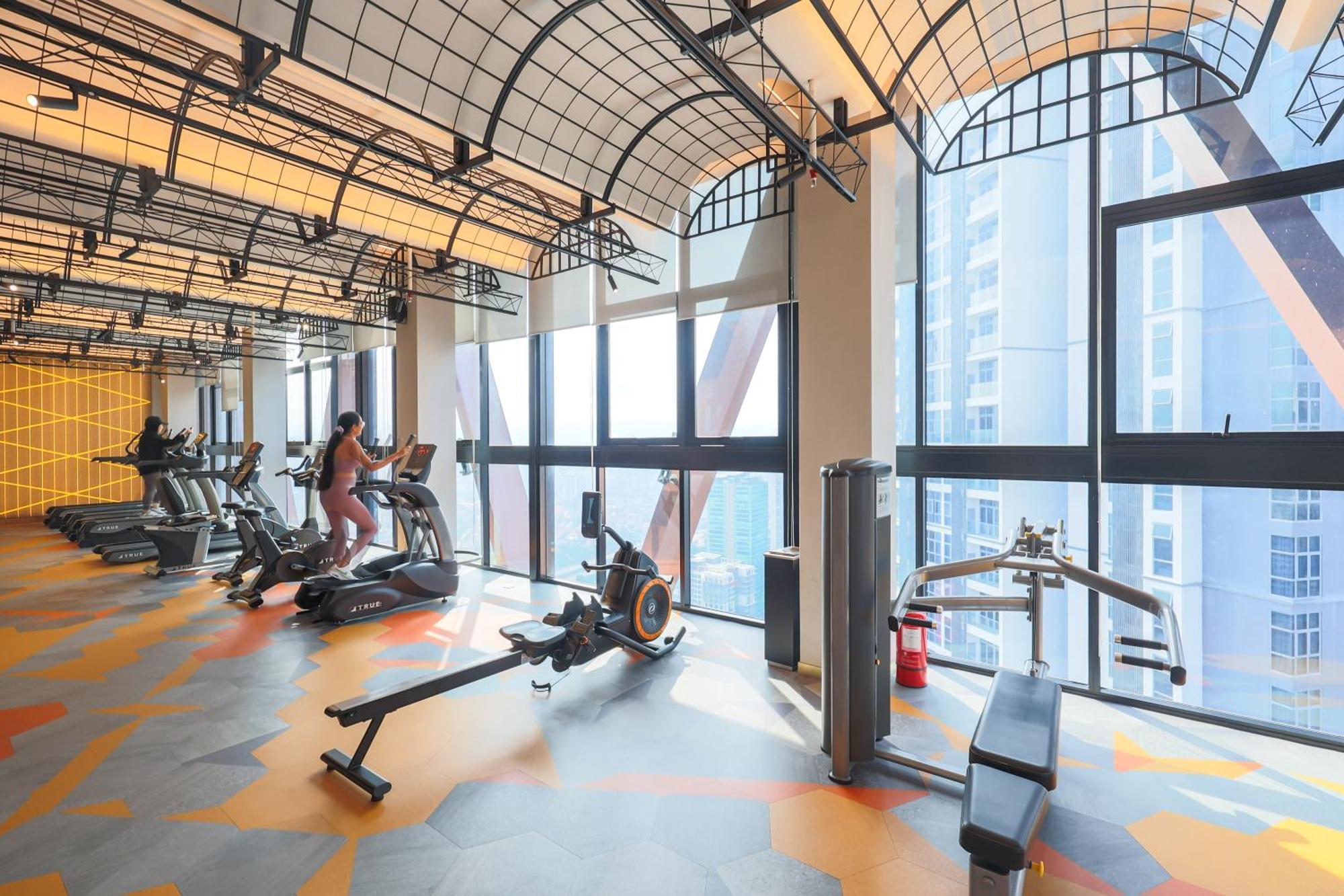 Scarletz Suites Klcc By Mykey Global Kuala Lumpur Eksteriør bilde The gym at the 100-metre high Sky Garden